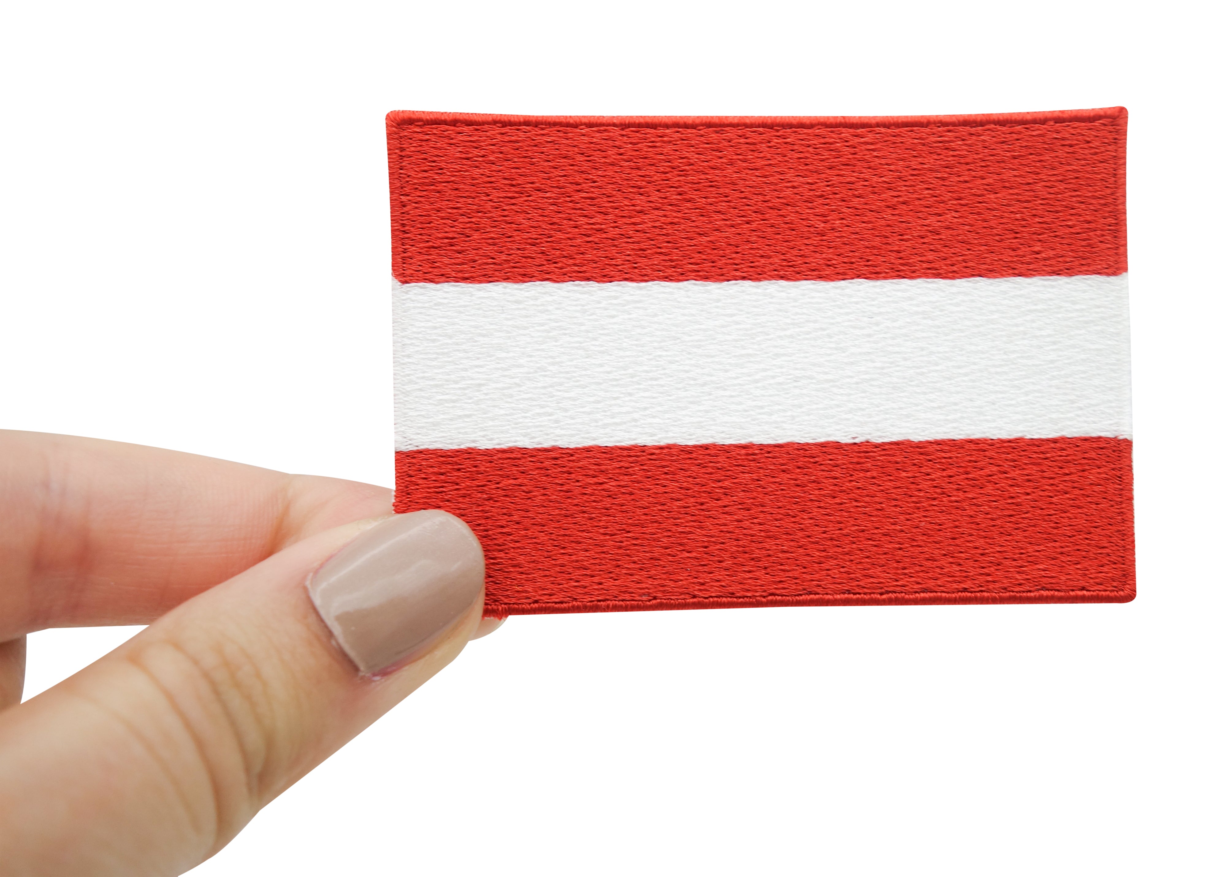 Österreich Flagge Patch, gehalten von Frauenhand