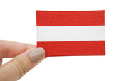 Österreich Flagge Patch, gehalten von Frauenhand