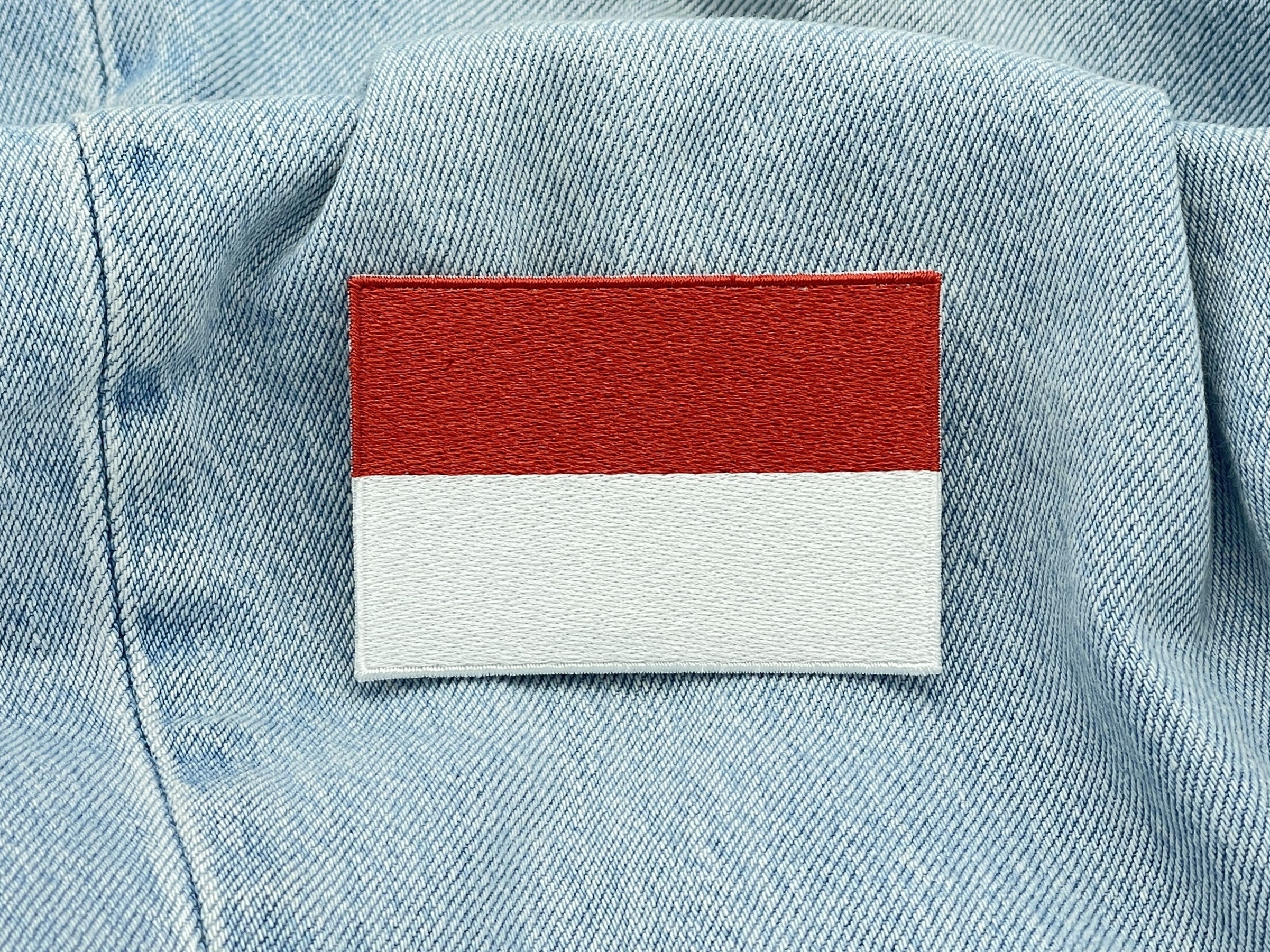 Indonesien Flagge Patch auf hellblauer Jeans