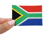 Frauenhand hält den Südafrika Patch