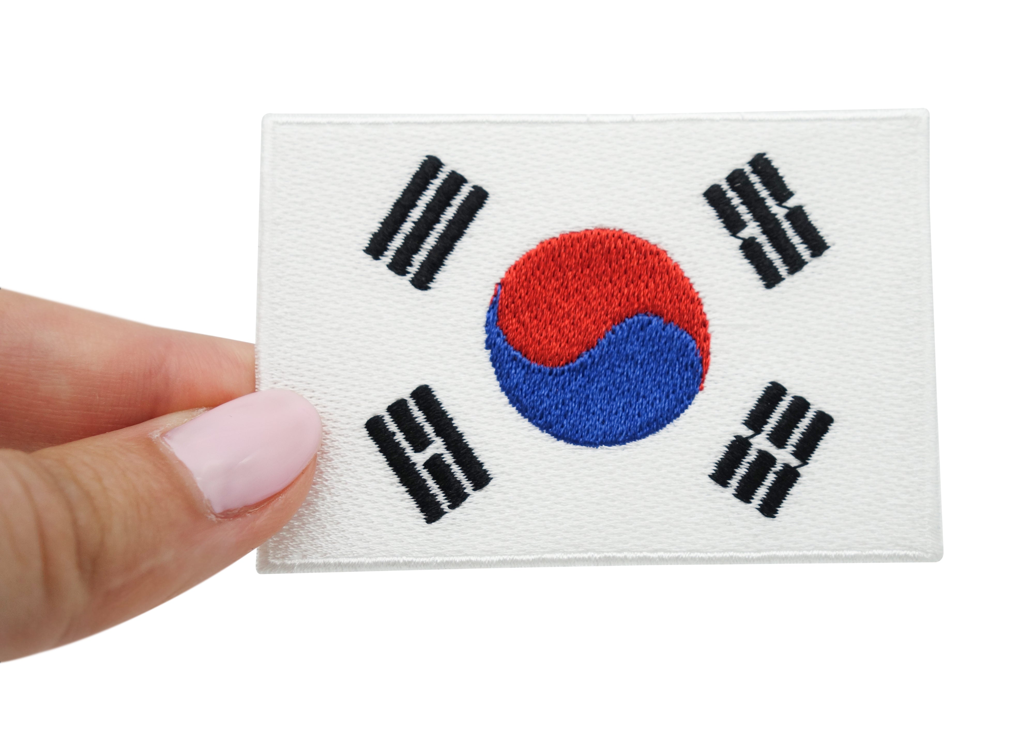 Frauenhand hält den Südkorea Patch