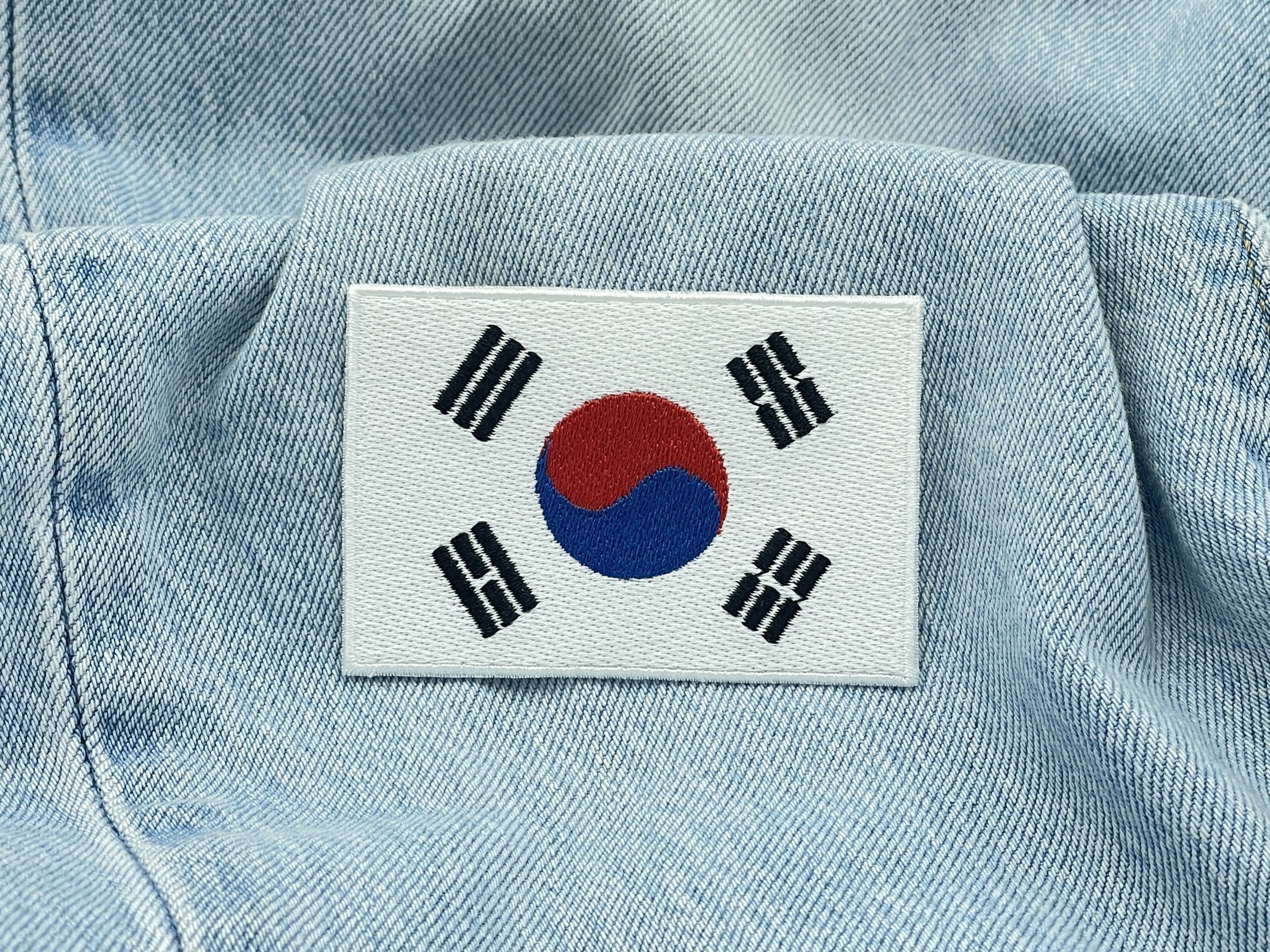 Südkorea Patch auf hellblauer Jeans