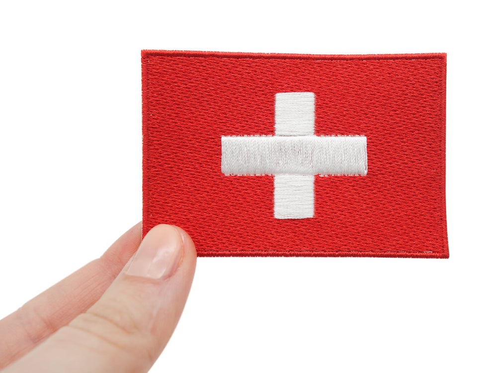 Schweiz Flagge Patch, gehalten von Frauenhand