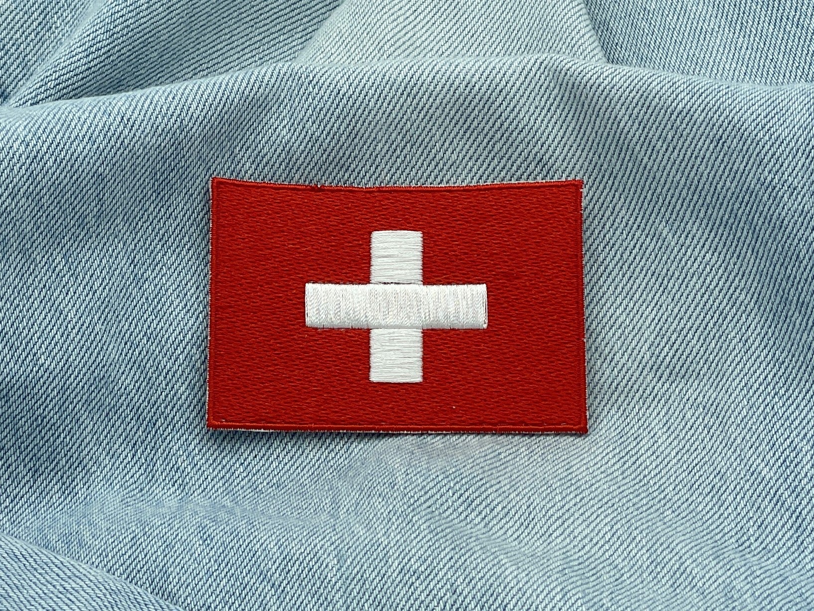 Schweiz Flagge Patch auf blauer Jeans