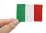 Frauenhand hält den Italien Flagge Patch
