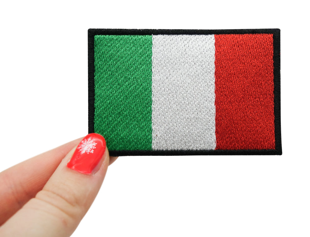 Italien Flagge Patch gehalten von einer Frauenhand 