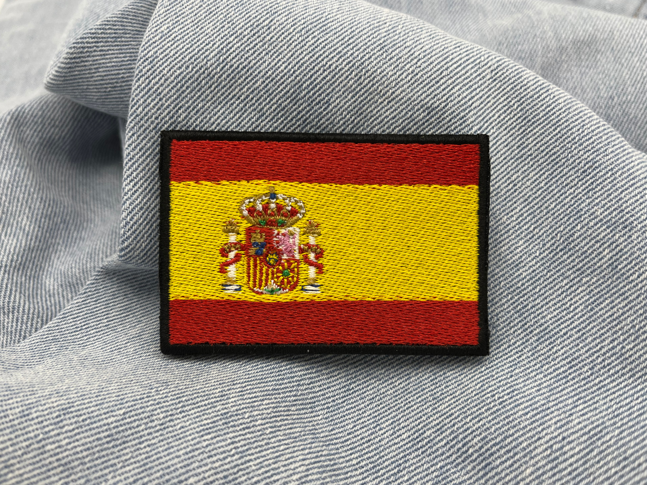 Spanien Flagge Klettpatch auf hellblauer Jeans