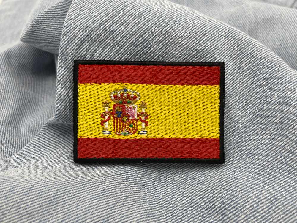Spanien Flagge Klettpatch auf hellblauer Jeans