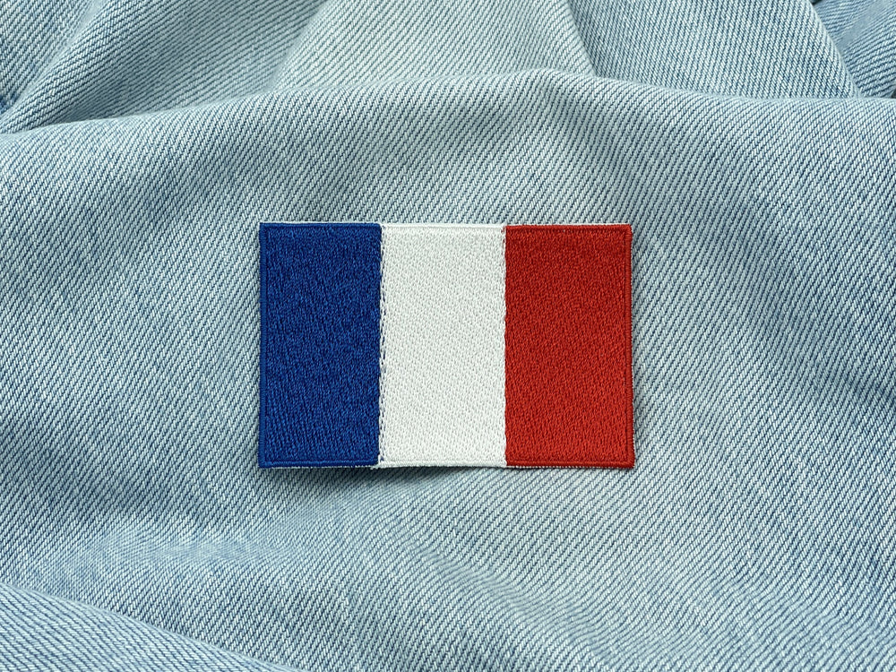 Frankreich Flagge Patch auf hellblauer Jeans