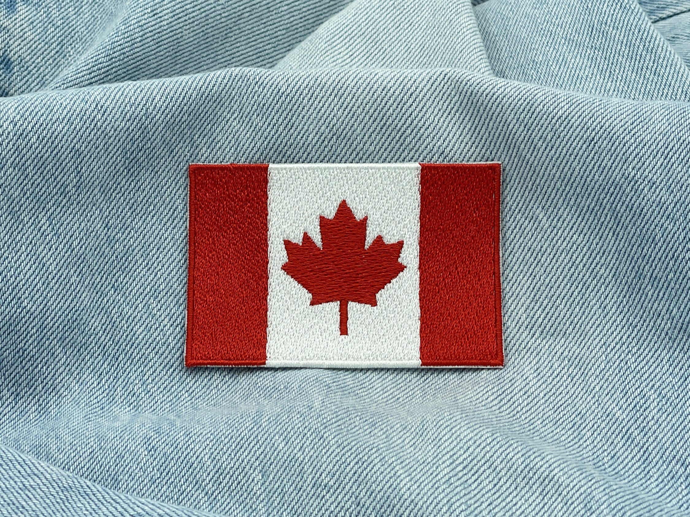 Kanada Flagge Patch auf hellblauer Jeans