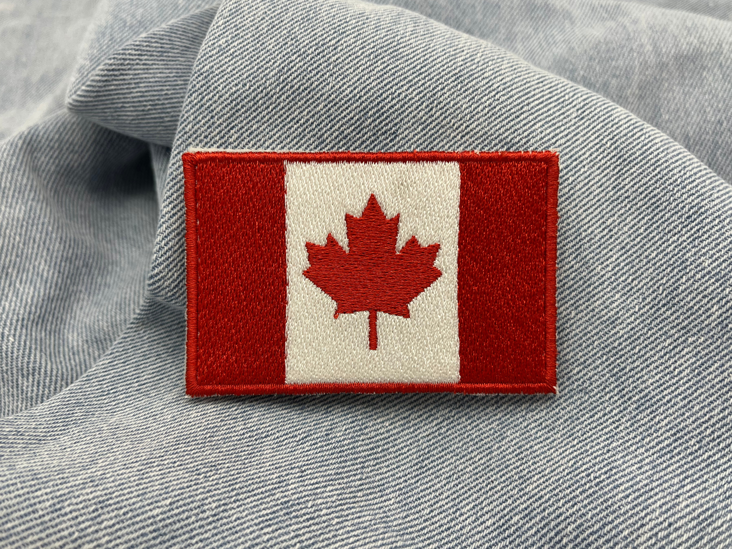 Kanada Flagge Klettpatch auf hellblauer Jeans