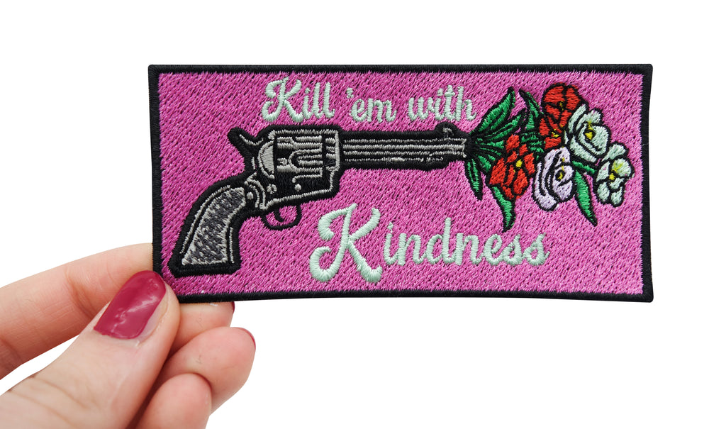Selena-Gomez-Kindness-Pistole-Revolver-Waffe-mit-Blumen-Flowers-Rosen-Patch-Bügelpatch-Aufbügler-Hand