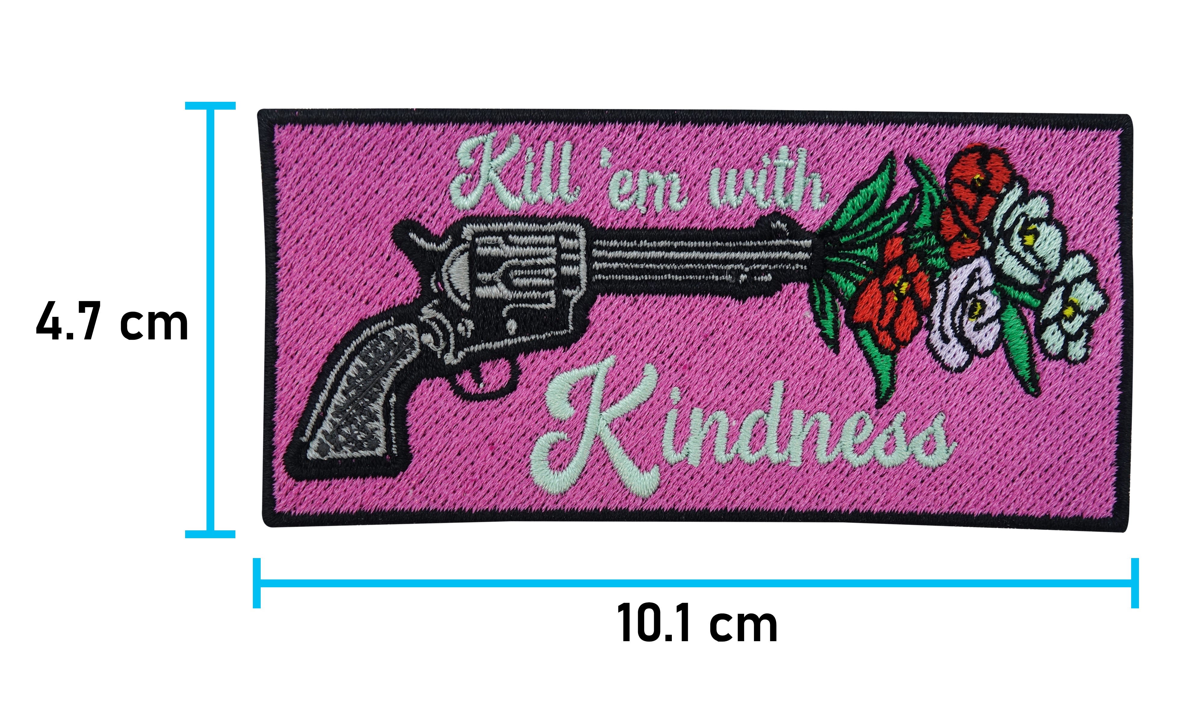 Selena-Gomez-Kindness-Pistole-Revolver-Waffe-mit-Blumen-Flowers-Rosen-Patch-Bügelpatch-Aufbügler-Aufnäher-Bügelbild-Maße-4,7x10,1