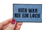 Hier war nie ein Loch Jeansstoff Bügelflicken, Lustiger Flicken für Jeans & Jeansjacken