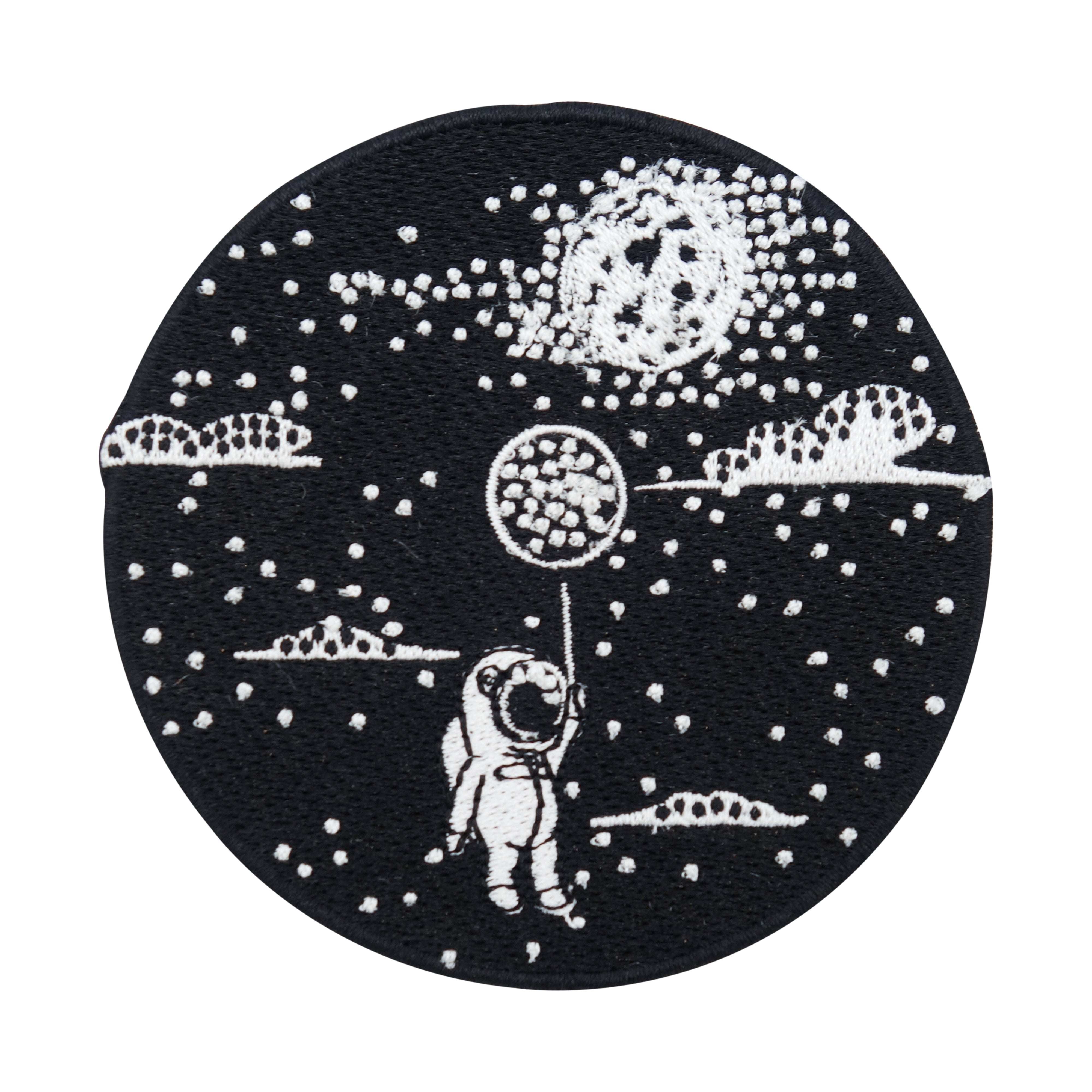 Astronaut-zum-Mond-mit-Ballon-Sterne-Mond-Wolen-schwarz-Weiß-Bügelpatch