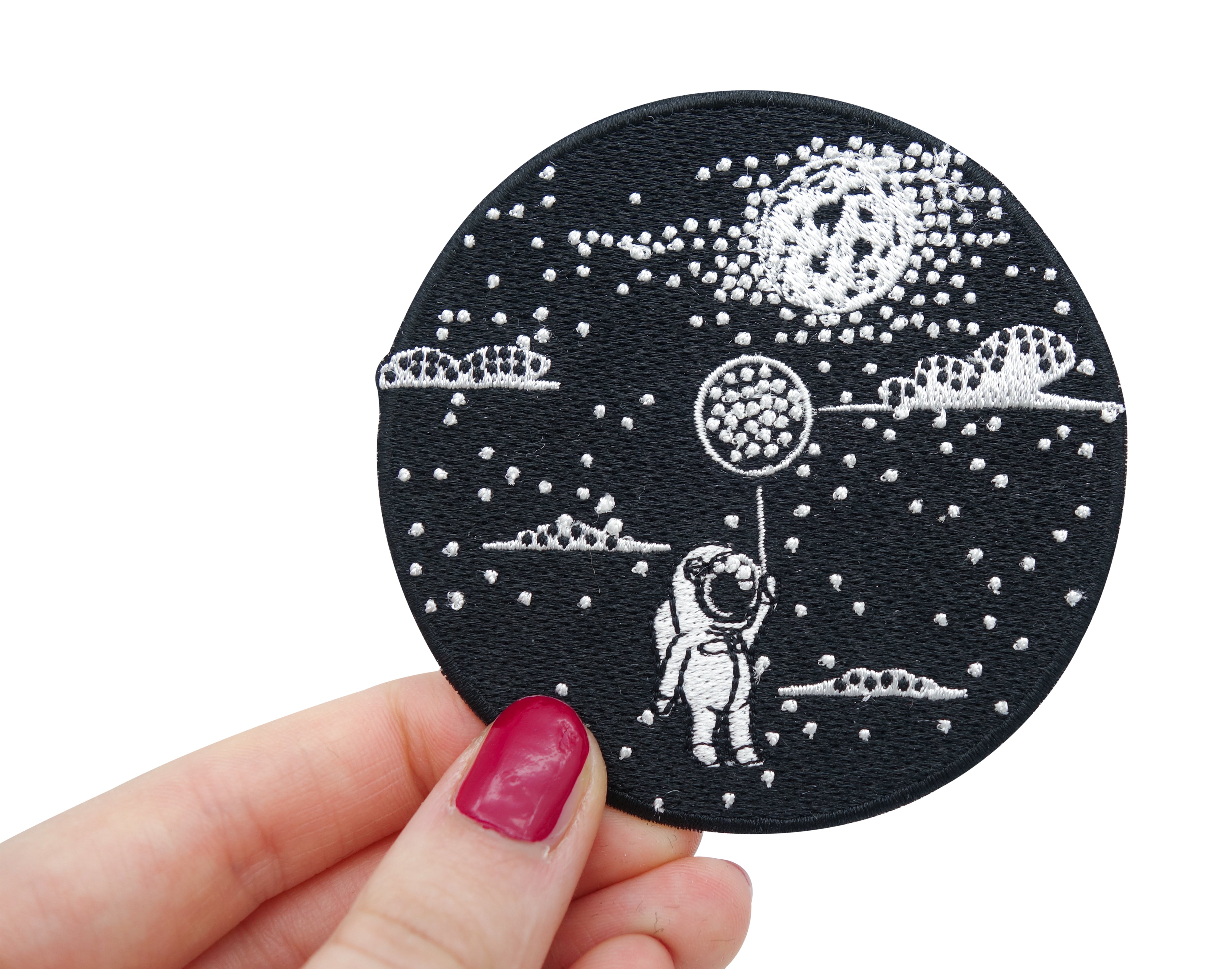 Astronaut-zum-Mond-mit-Ballon-Sterne-Mond-Wolen-schwarz-Weiß-Bügelpatch-Aufnäher-Aufbügler-Bügelbild-Hand