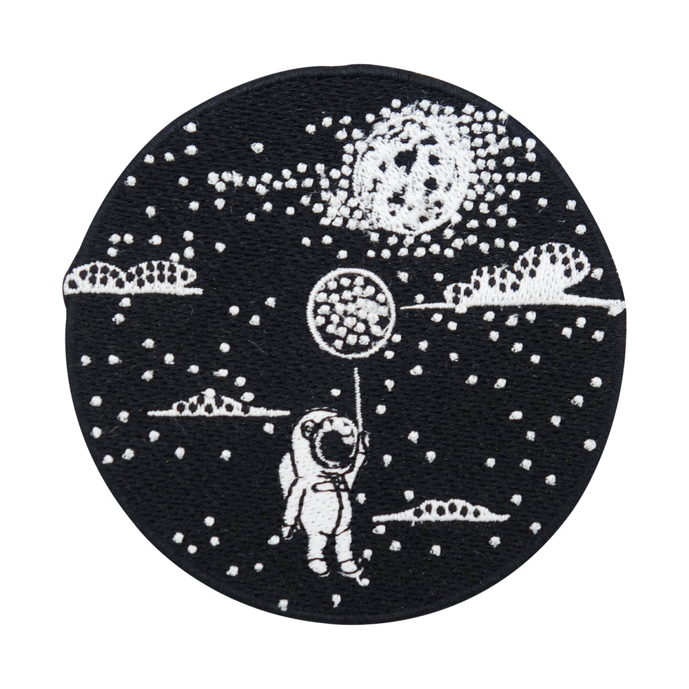 Astronaut-zum-Mond-mit-Ballon-Sterne-Mond-Wolen-schwarz-Weiß-Bügelpatch