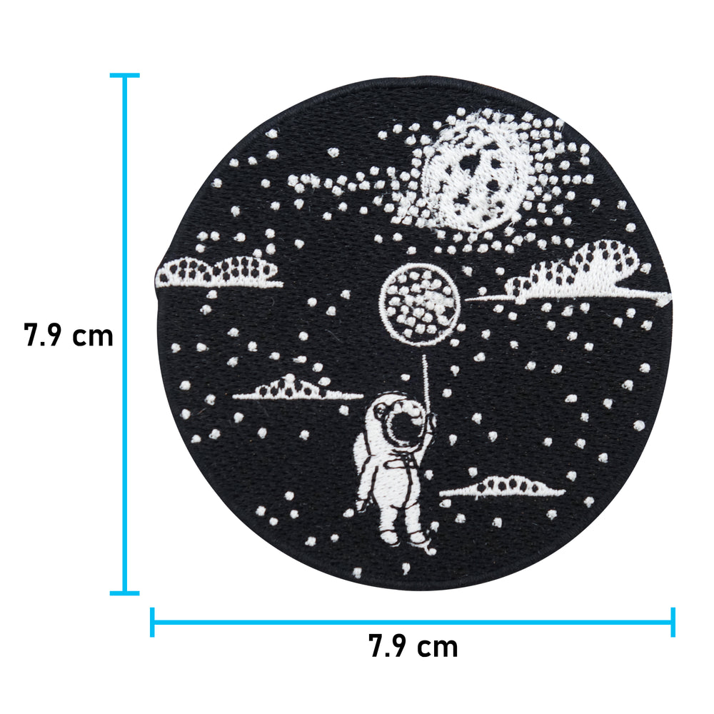 Astronaut-zum-Mond-mit-Ballon-Sterne-Mond-Wolen-schwarz-Weiß-Bügelpatch-Patch-zum-Aufbügeln-Maße-7,9x7,9