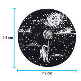 Astronaut-zum-Mond-mit-Ballon-Sterne-Mond-Wolen-schwarz-Weiß-Bügelpatch-Patch-zum-Aufbügeln-Maße-7,9x7,9