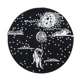 Astronaut-zum-Mond-mit-Ballon-Sterne-Mond-Wolen-schwarz-Weiß-Bügelpatch