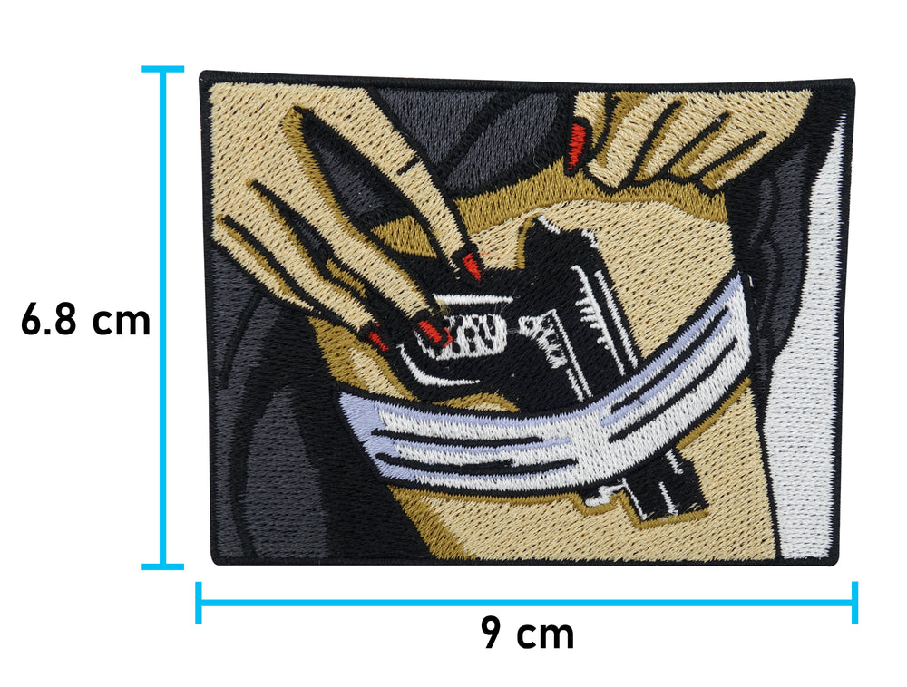 Frau-mit-Waffe-unterm-Kleid-Patch-Maße